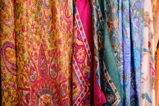Fotografia completa di sciarpe multicolori per la vendita sul mercato