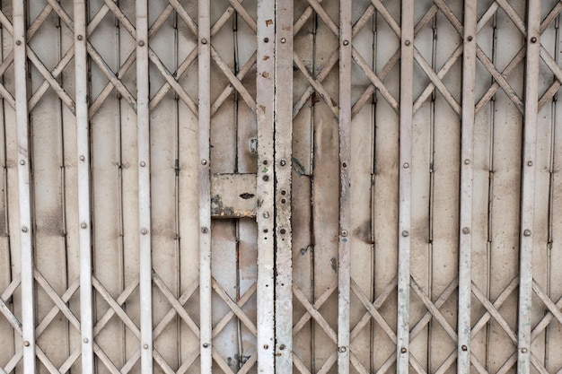 Fotografia completa di un cancello metallico chiuso