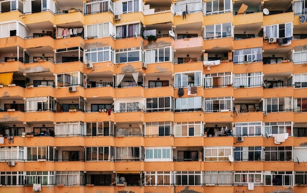 Fotografia completa di un edificio residenziale