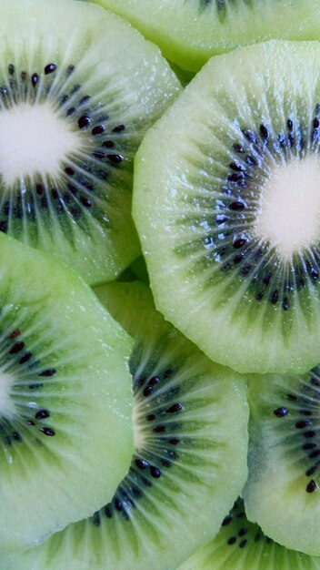 Fotografia completa di una fetta di kiwi
