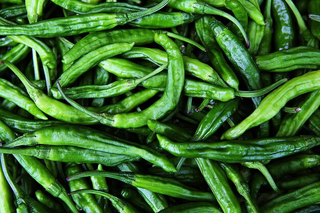 Fotografia completa di verdure in vendita al mercato