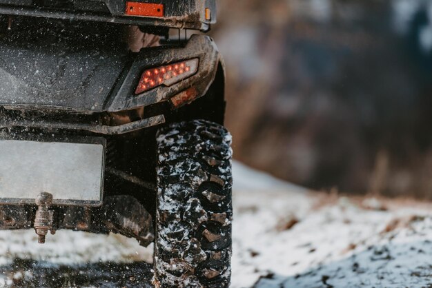 fotografia da vicino un quad poggia su un sentiero innevato che mostra l'avventura invernale che aspetta come