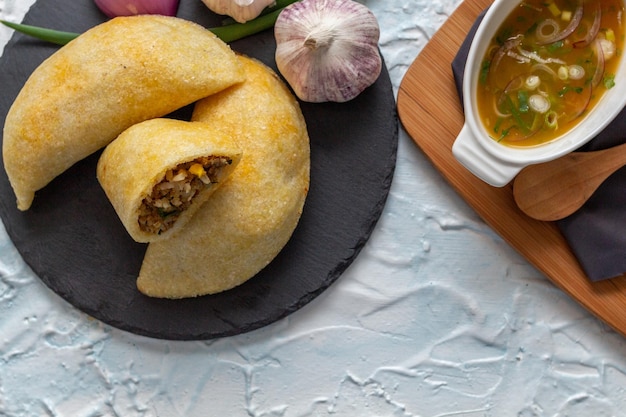 Fotografia dall'alto di empanadas colombiane con peperoncino