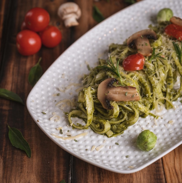 Fotografia de pasta italian en una mesa de madera con ingredientes frescos, di Yuri Ugarte Cespedes