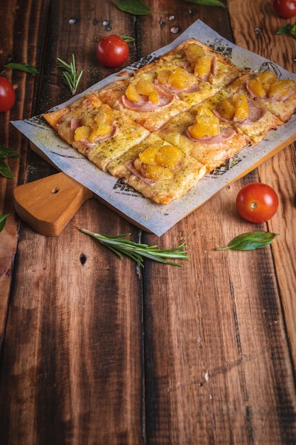 Fotografia de Pizza en una mesa de madera con ingredienti freschi, di Yuri Ugarte Cespedes