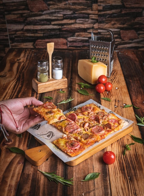 Fotografia de Pizza en una mesa de madera con ingredienti freschi, di Yuri Ugarte Cespedes