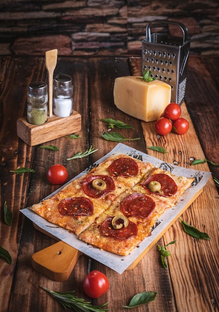 Fotografia de Pizza en una mesa de madera con ingredienti freschi, di Yuri Ugarte Cespedes