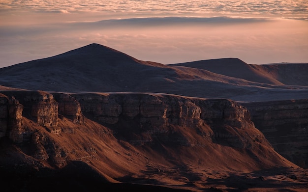 Fotografia del canyon al mattino. Bellissima alba e natura. Montagne sopra le nuvole. natura russa. Sullo sfondo le cime delle montagne.