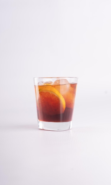 fotografia del cocktail Negroni su sfondo bianco