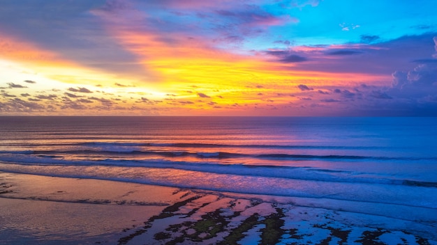 Fotografia del mare mattutino e dell'oro blu brillante