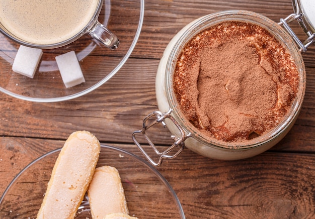 Fotografia del tiramisù con caffè