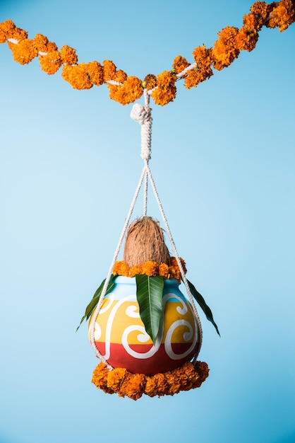 Fotografia del tradizionale dahi handi o Matka (pentola di terra) legato in alto sul festival gokulashtami che è il giorno della nascita di Lord Shri Krishna