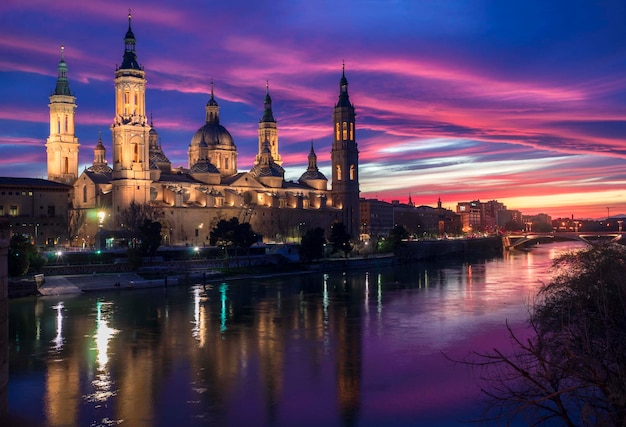 Fotografia dell'incredibile tramonto dalla città di Saragozza, con la Basilica del Pilar e l'E