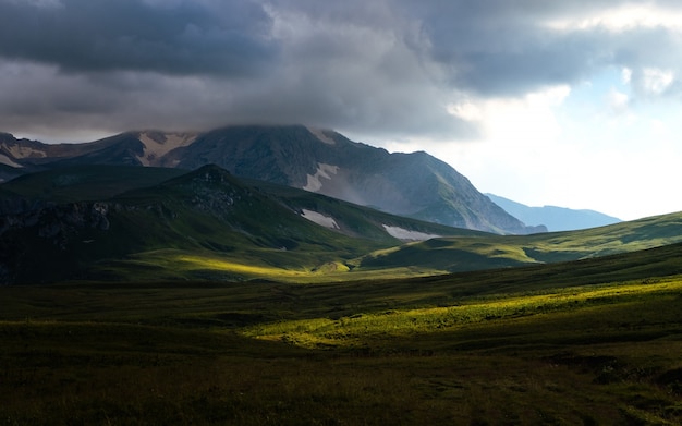 Fotografia della montagna Oshten. Cielo drammatico