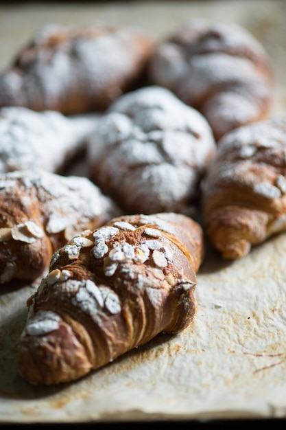 Fotografia dettagliata di croissant freschi