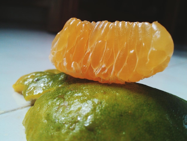 Fotografia dettagliata di una fetta d'arancia