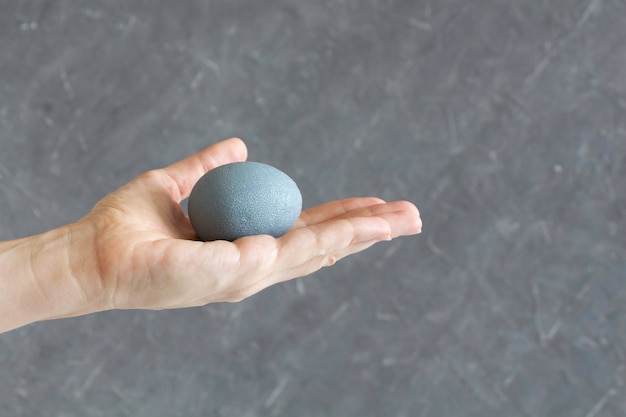 Fotografia di alta qualità di un uovo di palla a mani di gel nella mano di una donna