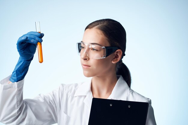 Fotografia di alta qualità di una dottoressa di laboratorio che analizza la ricerca