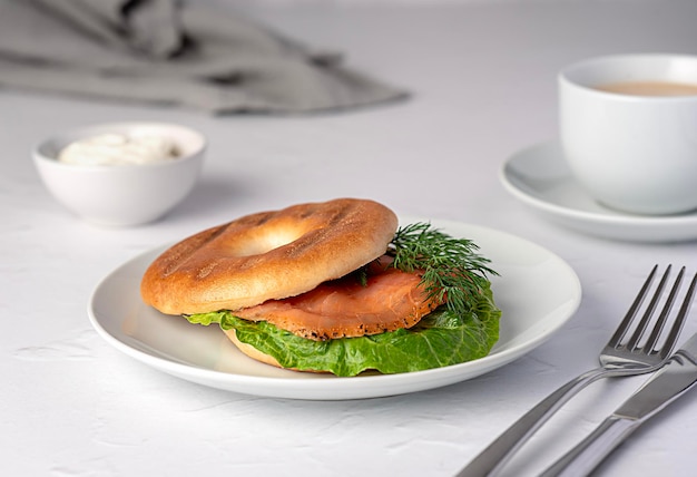 Fotografia di bagel con salmone