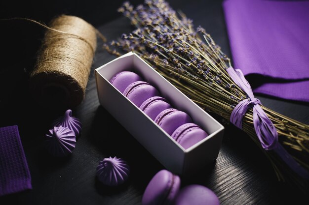 Fotografia di cibo Amaretto viola con ripieno di cioccolato su uno sfondo di legno nero