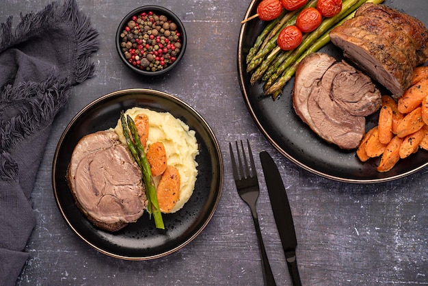 Fotografia di cibo di agnello arrosto e purè di patate