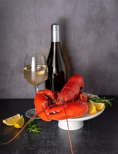 Fotografia di cibo di aragosta e vino bianco