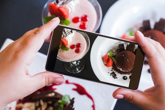 Fotografia di cibo di dolci dolci su smartphone.