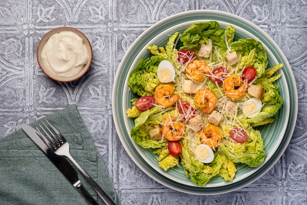 Fotografia di cibo di insalata caesar con gamberi e uova