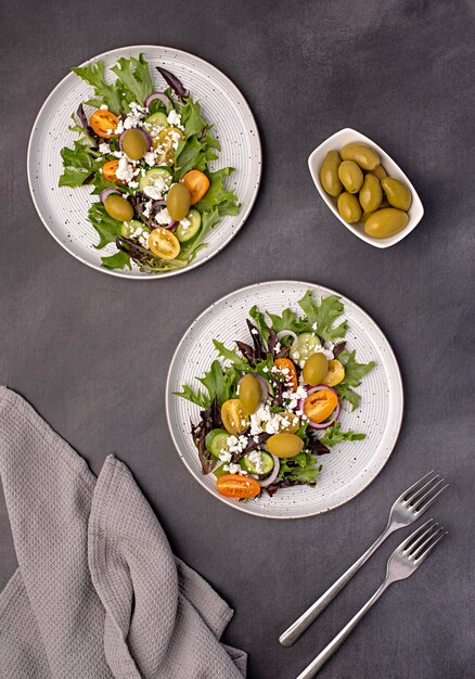 Fotografia di cibo di insalata formaggio manouri feta verdure pomodoro cetriolo cipolla salsa lattuga pepe