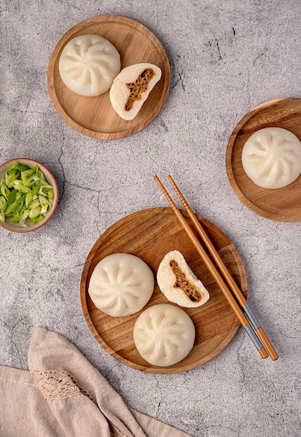 Fotografia di cibo di panino al vapore bao carne di anatra cipollotto pasta cinese gnocco asiatico