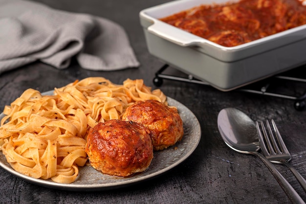 Fotografia di cibo di polpette con tagliatelle