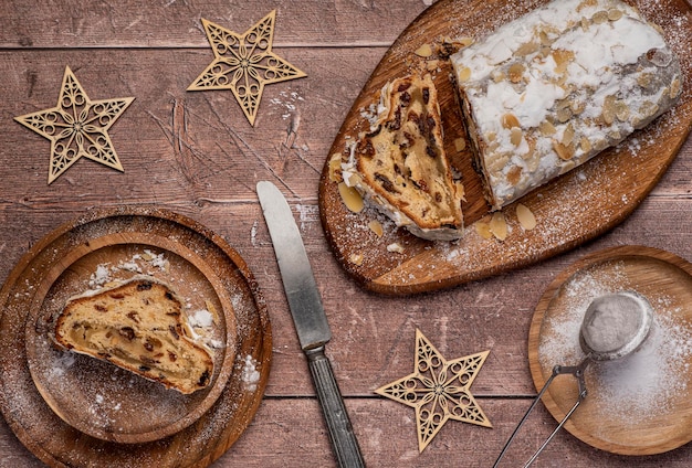 Fotografia di cibo di stollen e stelle di marzapane