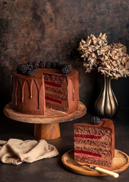 Fotografia di cibo di una torta al cioccolato tagliata