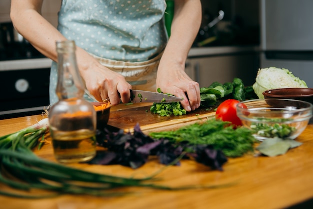 Fotografia di cibo. Preparare un'insalata di verdure