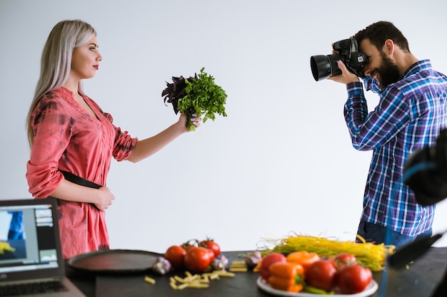 Fotografia di cibo sano lavoro di squadra studio fotografo al lavoro concept