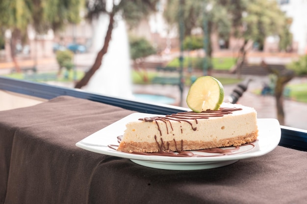 Fotografia di dessert al cioccolato con frutta e gelato