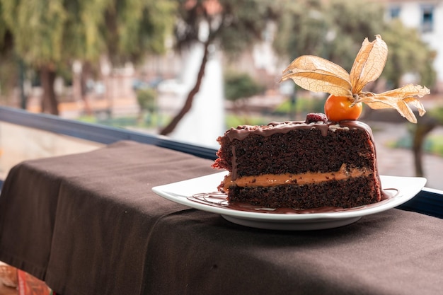 Fotografia di dessert al cioccolato con frutta e gelato