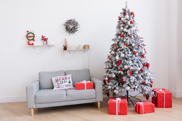 fotografia di interni, stanza con decorazioni natalizie, albero di Natale e mobili