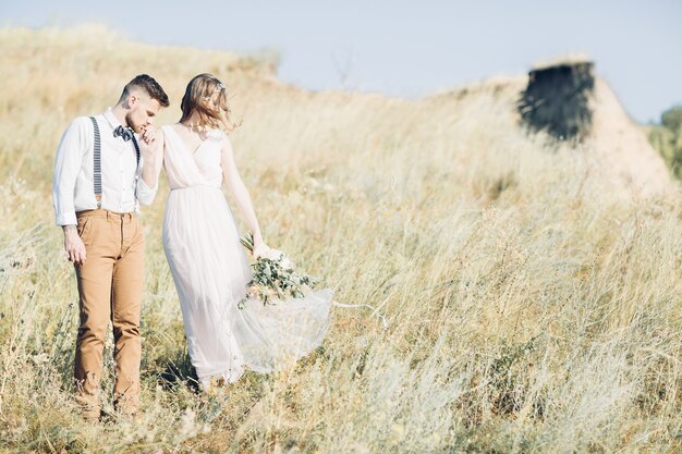 Fotografia di matrimonio d'arte. sposa e sposo che abbracciano al matrimonio in natura.