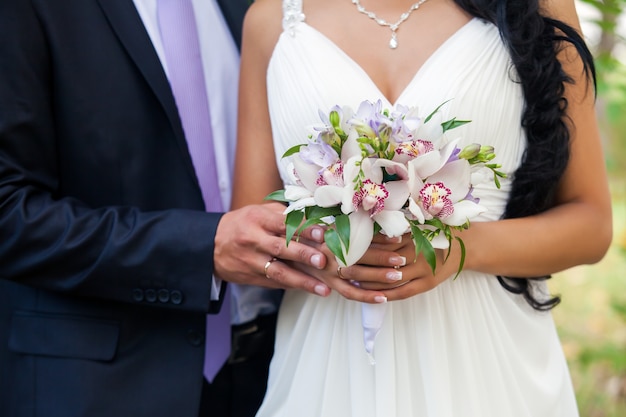 Fotografia di matrimonio di una giovane coppia di innamorati appena sposati