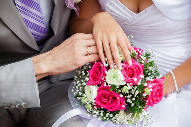 Fotografia di matrimonio di una giovane coppia di innamorati appena sposati