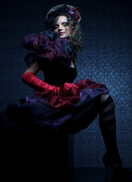 Fotografia di moda di una donna in stile bambola trucco creativo vestito fantastico