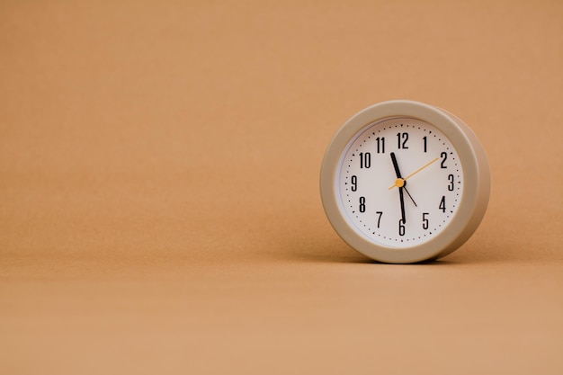 Fotografia di orologio su carta concetto di valore temporale del tempo lavorando con la gestione del tempo gestione del tempo di vita