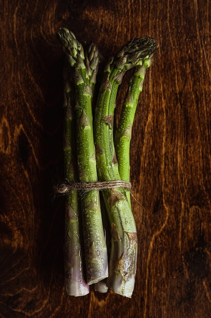 Fotografia di prodotti freschi Asparagi verdi sul tavolo di legno