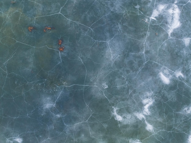 Fotografia di sfondo di ghiaccio rotto su un lago fotografato da un drone