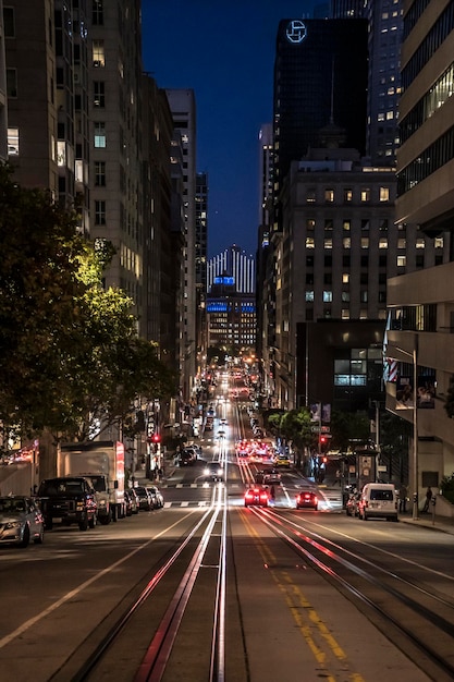 Fotografia di strada attraverso la città di San Francisco e il ponte della baia sullo sfondo