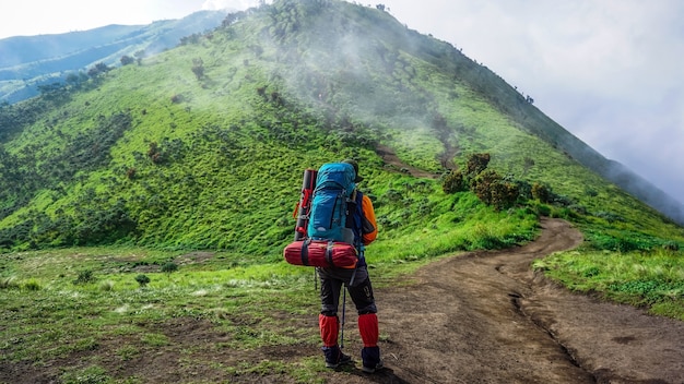 Fotografia di un escursionista sul monte Indonesia