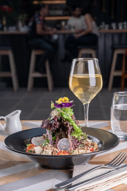 fotografia di un piatto di cibo gourmet su un tavolo da ristorante Di Yuri Ugarte Cespedes