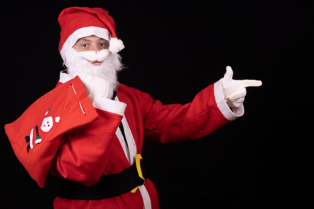 Fotografia di un uomo con la sindrome dell'alba vestito da Babbo Natale