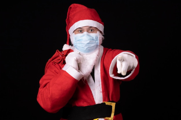 Fotografia di un uomo con la sindrome dell'alba vestito da Babbo Natale